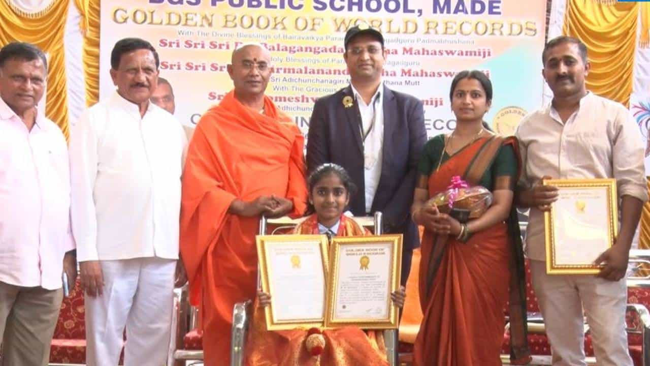 ಆಕೆ ಇನ್ನೂ 10ರ ಹರೆಯದ ಬಾಲಕಿ. ಆದರೆ ಸಾಧನೆ ಮಾತ್ರ ವಿಶ್ವವೇ ನಿಬ್ಬರಗಾಗುವಷ್ಟು. ಹೌದು ಯೋಗದಲ್ಲಿ ಈ ಬಾಲಕಿ ಮಾಡಿರುವ ಸಾಧನೆ ವಿಶ್ವ ದಾಖಲೆ ನಿರ್ಮಿಸಿದೆ. ಅಷ್ಟಕ್ಕೂ ಯಾರು ಆ ಬಾಲಕಿ, ಏನು ದಾಖಲೆ ಮಾಡಿದ್ದು ಎಂಬ ನಿಮ್ಮ ಪ್ರಶ್ನೆಗೆ ಇಲ್ಲಿದೆ ಸಂಪೂರ್ಣ ಮಾಹಿತಿ.