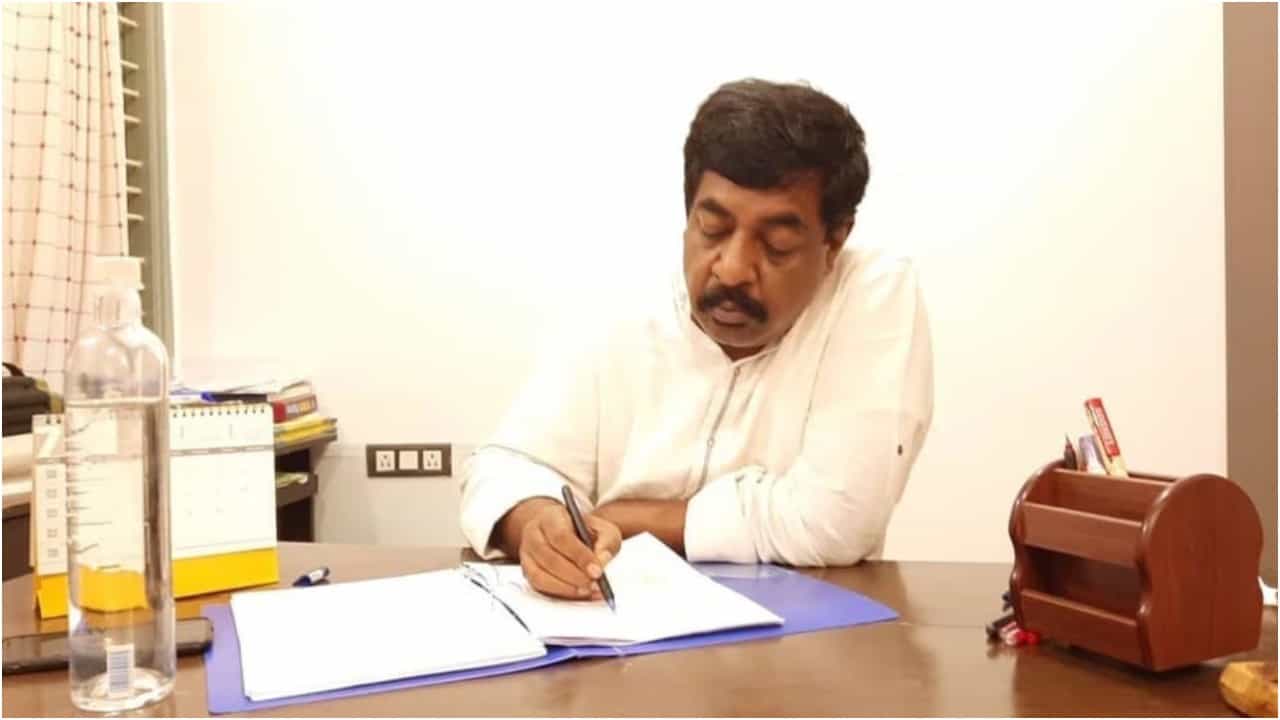 ಪದಗಳಲ್ಲೇ ಆಟ ಆಡೋ ಕವಿ; ಯೋಗರಾಜ್ ಭಟ್ ಬರೆದ ಈ ಹಾಡುಗಳನ್ನು ಮಿಸ್ ಮಾಡದೆ ಕೇಳಿ ಪದಗಳಲ್ಲೇ ಆಟ ಆಡೋ ಕವಿ; ಯೋಗರಾಜ್ ಭಟ್ ಬರೆದ ಈ ಹಾಡುಗಳನ್ನು ಮಿಸ್ ಮಾಡದೆ ಕೇಳಿ