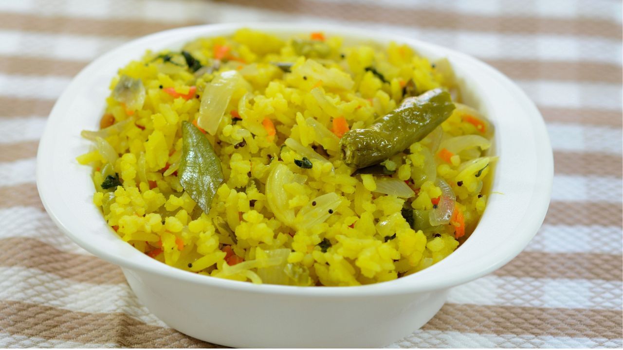 ಹೊಟ್ಟೆಯ ಆಮ್ಲವನ್ನು ತಟಸ್ಥಗೊಳಿಸಲು ಅವಲಕ್ಕಿಯನ್ನು ಮೊಸರಿನೊಂದಿಗೆ ಬೆರೆಸಿ ಸೇವನೆ ಮಾಡಬಹುದು. ತ್ವರಿತ ಶಕ್ತಿ ಪಡೆಯಲು ಅವಲಕ್ಕಿ ಉಪ್ಮಾ ಅಥವಾ ಪೋಹಾ ಮಾಡಿ ಕೂಡ ಸೇವನೆ ಮಾಡಬಹುದು. ಉಪವಾಸದ ಸಮಯದಲ್ಲಿಯೂ ಇವುಗಳನ್ನು ಉಪಹಾರಗಳಲ್ಲಿ ಬಳಕೆ ಮಾಡಿಕೊಳ್ಳಬಹುದು. ಜೊತೆಗೆ ಇದನ್ನು ಚಿಕ್ಕ ಮಕ್ಕಳಿಂದ ಹಿಡಿದು ಪ್ರತಿಯೊಬ್ಬರೂ ಕೂಡ ಸೇವನೆ ಮಾಡಬಹುದು.