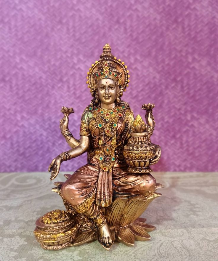 ವಾಸ್ತು ಪ್ರಕಾರ, ಆಫೀಸ್ ಟೇಬಲ್ ಮೇಲೆ ಗಣೇಶ ಮತ್ತು ಲಕ್ಷ್ಮಿ ದೇವಿಯ ವಿಗ್ರಹ ಅಥವಾ ಚಿತ್ರವನ್ನು ಇಡುವುದು ಶುಭ.