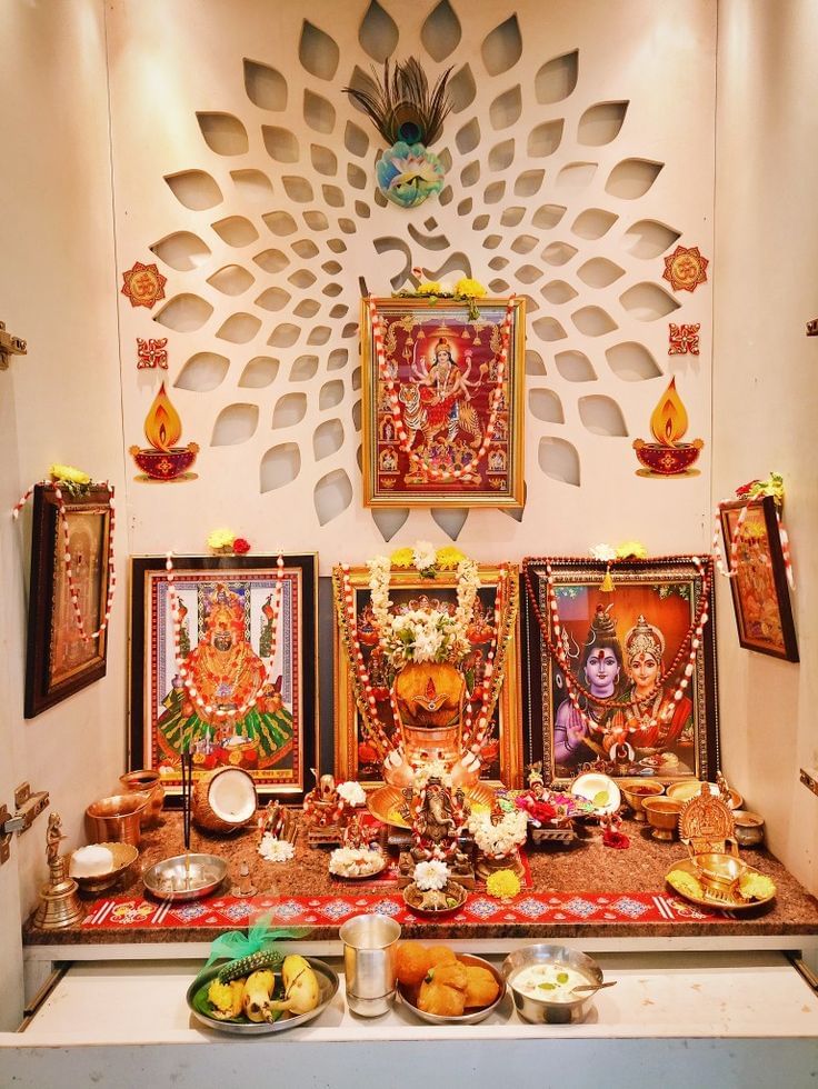 ಪೂಜಾ ಕೋಣೆಯಲ್ಲಿ ಯಾವ ವಸ್ತುಗಳು ಇರಬೇಕು ಮತ್ತು ಇರಬಾರದು ಎಂಬುದರ ಕುರಿತು ವಾಸ್ತು ಶಾಸ್ತ್ರಜ್ಞರು ಸ್ಪಷ್ಟ ಸೂಚನೆಗಳನ್ನು ನೀಡಿದ್ದಾರೆ.