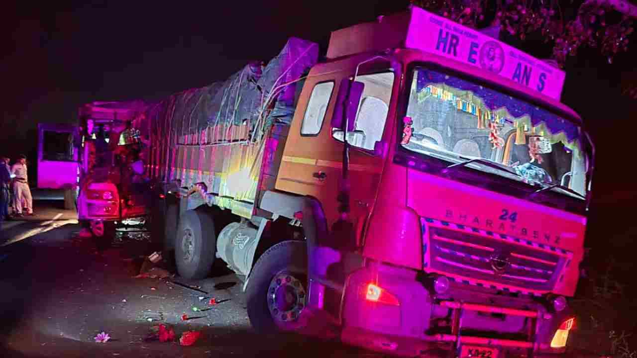 ಕಲಬುರಗಿ: ನಸುಕಿನಲ್ಲೇ ಯಮನ ದರ್ಶನ: ನಿಂತಿದ್ದ ಲಾರಿಗೆ ಗುದ್ದಿದ ಮಿನಿ ಬಸ್, ಐವರ ಸಾವು