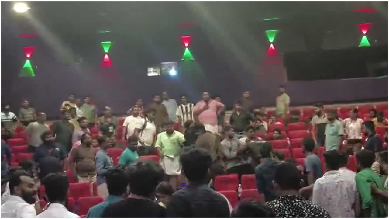 ‘ಗುಡ್ ಬ್ಯಾಡ್ ಅಗ್ಲಿ’ ಸಿನಿಮಾ ನೋಡುವಾಗ ಫ್ಯಾನ್ಸ್ ಹೊಡೆದಾಟ; ಇಲ್ಲಿದೆ ವೈರಲ್ ವಿಡಿಯೋ ‘ಗುಡ್ ಬ್ಯಾಡ್ ಅಗ್ಲಿ’ ಸಿನಿಮಾ ನೋಡುವಾಗ ಫ್ಯಾನ್ಸ್ ಹೊಡೆದಾಟ; ಇಲ್ಲಿದೆ ವೈರಲ್ ವಿಡಿಯೋ