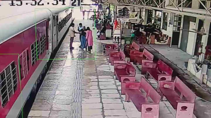 ಚಲಿಸುತ್ತಿರುವ ರೈಲು ಹತ್ತಲು ಹೋಗಿ ನಿಯಂತ್ರಣ ಕಳೆದುಕೊಂಡ ವೃದ್ಧ: ಆಮೇಲೇನಾಯ್ತು ನೋಡಿ ಚಲಿಸುತ್ತಿರುವ ರೈಲು ಹತ್ತಲು ಹೋಗಿ ನಿಯಂತ್ರಣ ಕಳೆದುಕೊಂಡ ವೃದ್ಧ: ಆಮೇಲೇನಾಯ್ತು ನೋಡಿ