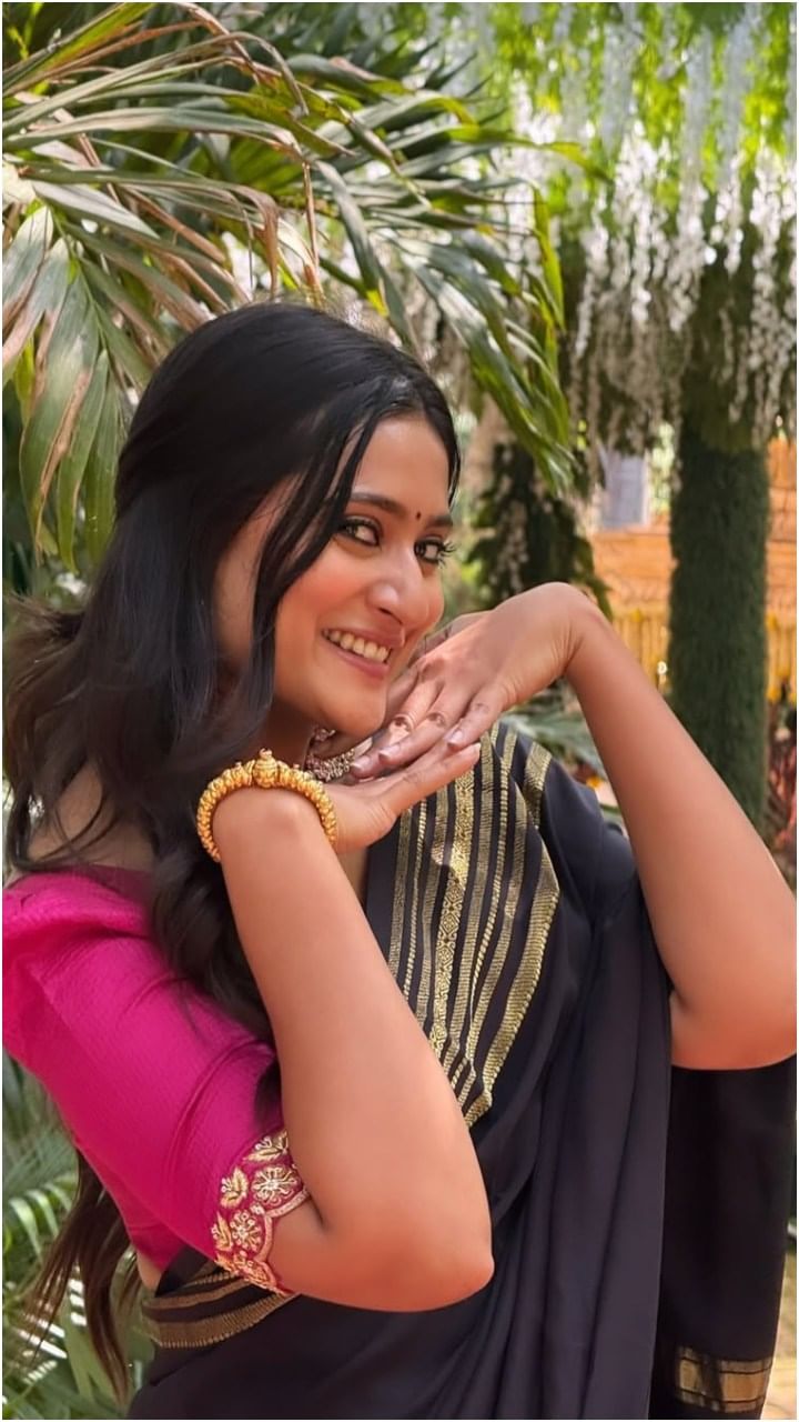 ಅಮೃತಾ ಅಯ್ಯಂಗಾರ್ ಅವರು ಸೀರೆಯಲ್ಲಿ ಮಿಂಚುತ್ತಿದ್ದಾರೆ. ಅವರ ಫೋಟೋ ಗಮನ ಸೆಳೆದಿದೆ.
