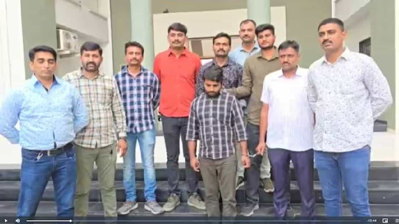 ಪತ್ನಿಯ ಖಾಸಗಿ ಫೋಟೊಗಳ ತೋರಿಸಿ ಬ್ಲ್ಯಾಕ್ಮೇಲ್, ಸ್ನೇಹಿತನ ಕೊಂದು ತುಂಡು ತುಂಡಾಗಿ ಕತ್ತರಿಸಿದ ವ್ಯಕ್ತಿ ಪತ್ನಿಯ ಖಾಸಗಿ ಫೋಟೊಗಳ ತೋರಿಸಿ ಬ್ಲ್ಯಾಕ್ಮೇಲ್, ಸ್ನೇಹಿತನ ಕೊಂದು ತುಂಡು ತುಂಡಾಗಿ ಕತ್ತರಿಸಿದ ವ್ಯಕ್ತಿ