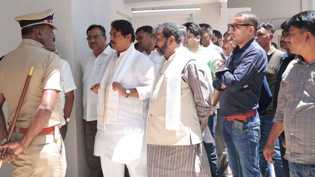ಕಾಂಗ್ರೆಸ್‌ ನಾಯಕರ ದ್ವೇಷ ರಾಜಕಾರಣಕ್ಕೆ ಬಲಿಯಾದ ಮಡಿಕೇರಿ ಬಿಜೆಪಿ ಕಾರ್ಯಕರ್ತರಾದ ವಿನಯ್ ಸೋಮಯ್ಯ ಅವರಿಗೆ ಪ್ರತಿಪಕ್ಷ ನಾಯಕ ಮತ್ತು ವಿಧಾನ ಪರಿಷತ್‌ ವಿಪಕ್ಷ ನಾಯಕ  ನಾರಾಯಣಸ್ವಾಮಿ ಅವರು   ಬೆಂಗಳೂರಿನ ಡಾ. ಬಿ. ಆರ್. ಅಂಬೇಡ್ಕರ್ ಆಸ್ಪತ್ರೆಯಲ್ಲಿ ಅಂತಿಮ ನಮನ ಸಲ್ಲಿಸಿ, ಕುಟುಂಬಸ್ಥರಿಗೆ ಸಾಂತ್ವನ ಹೇಳಿದರು. 