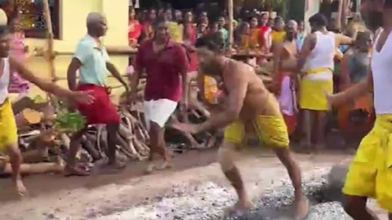 Video: 6 ತಿಂಗಳ ಮಗುವನ್ನೆತ್ತಿಕೊಂಡು ಕೆಂಡ ಹಾಯಲು ಹೋಗಿ ಮುಗ್ಗರಿಸಿ ಬಿದ್ದ ವ್ಯಕ್ತಿ Video: 6 ತಿಂಗಳ ಮಗುವನ್ನೆತ್ತಿಕೊಂಡು ಕೆಂಡ ಹಾಯಲು ಹೋಗಿ ಮುಗ್ಗರಿಸಿ ಬಿದ್ದ ವ್ಯಕ್ತಿ