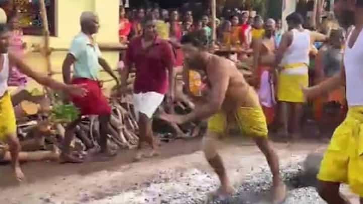 Video: 6 ತಿಂಗಳ ಮಗುವನ್ನೆತ್ತಿಕೊಂಡು ಕೆಂಡ ಹಾಯಲು ಹೋಗಿ ಮುಗ್ಗರಿಸಿ ಬಿದ್ದ ವ್ಯಕ್ತಿ Video: 6 ತಿಂಗಳ ಮಗುವನ್ನೆತ್ತಿಕೊಂಡು ಕೆಂಡ ಹಾಯಲು ಹೋಗಿ ಮುಗ್ಗರಿಸಿ ಬಿದ್ದ ವ್ಯಕ್ತಿ