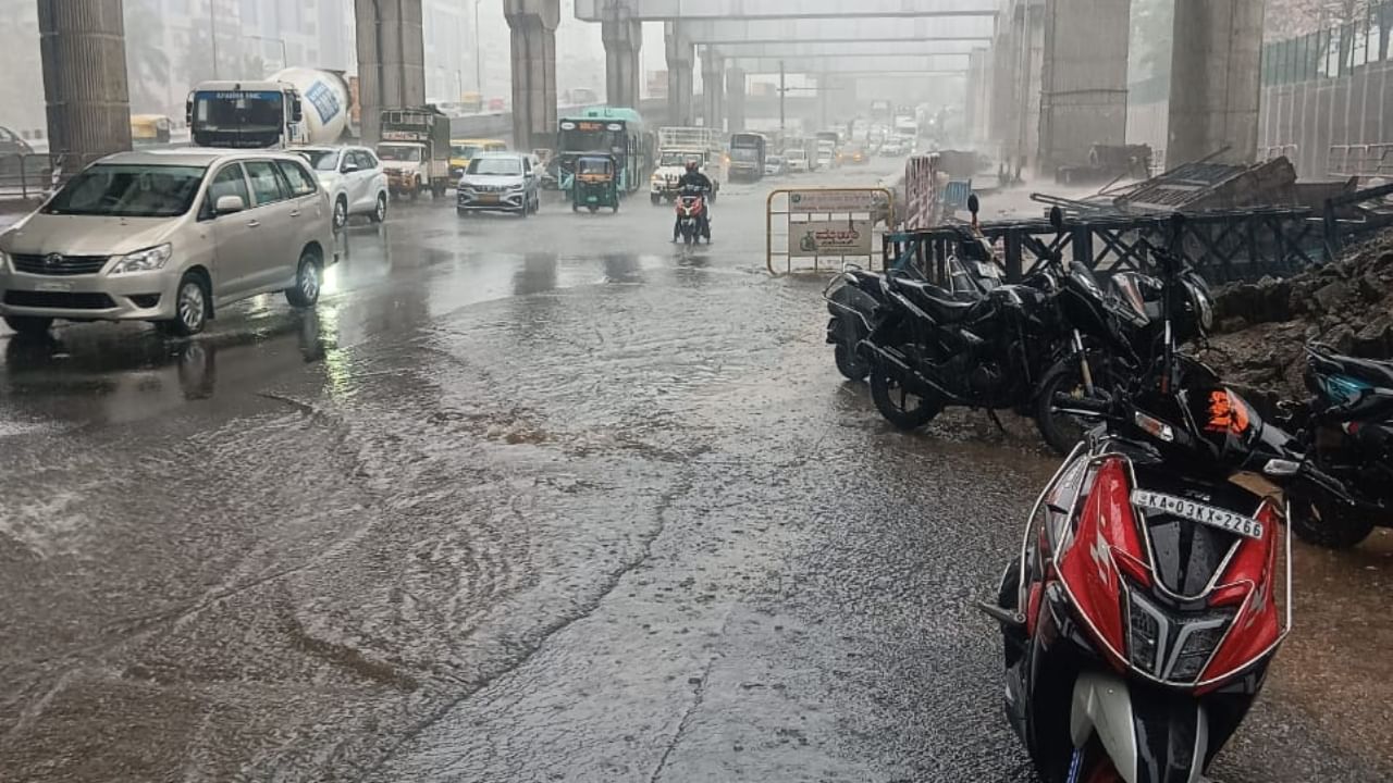 ಪಣತ್ತೂರು ಸೇತುವೆ ಯಿಂದ ಕಾಡುಬೀಸನಹಳ್ಳಿ ಕಡೆಗೆ, ಕಸ್ತೂರಿ ನಗರದಿಂದ ರಾಮಮೂರ್ತಿ ನಗರದ ಕಡೆಗೆ, ದಾಲ್ಮೀಯಾ ಟು ವೆಗಾ ಸಿಟಿ ಮಾಲ್, ಹಾರೇಹಳ್ಳಿ ಮುಖ್ಯ ರಸ್ತೆ ಯಿಂದ ವಿಷ್ಣುವರ್ಧನ ರಸ್ತೆ ಕಡೆಗೆ ಮಳೆ ನೀರು ನಿಂತಿರುವುದರಿಂದ ಸಂಚಾರ ದಟ್ಟಣೆ ಇರುತ್ತದೆ ಎಂದು ಬೆಂಗಳೂರು ಟ್ರಾಫಿಕ್ ಪೊಲೀಸರು ಮಾಹಿತಿ ನೀಡಿದ್ದಾರೆ.