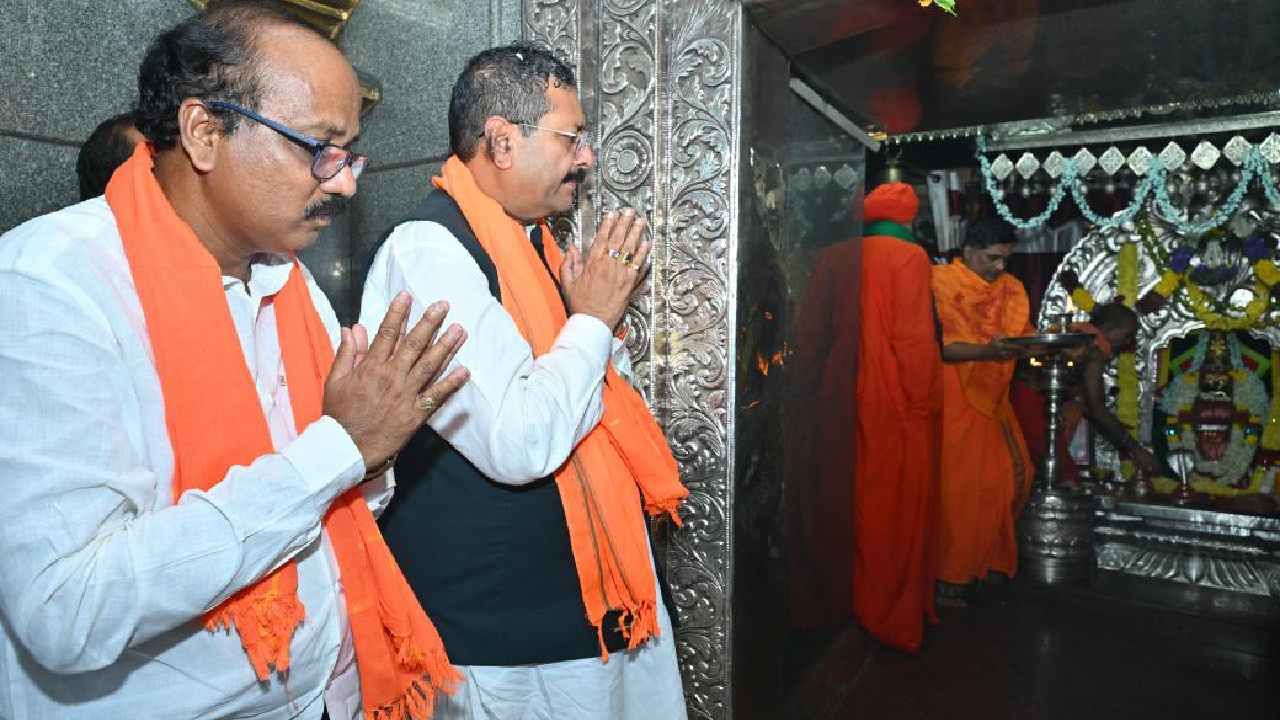 ಯತ್ನಾಳ್​ಗೆ ಯಲ್ಲಮ್ಮನ ದರ್ಶನ ಮಾಡಿಸಿದ ಯಡಿಯೂರಪ್ಪ, ವಿಡಿಯೋ ನೋಡಿ