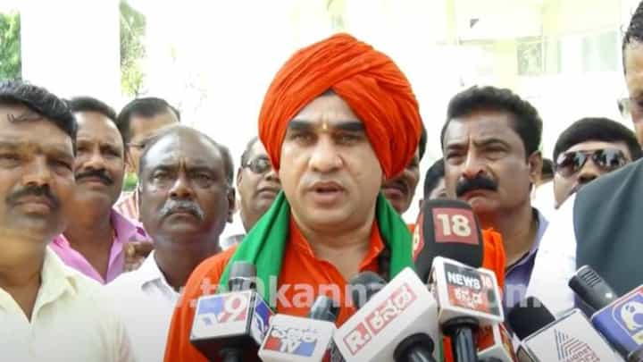 ಯತ್ನಾಳ್ ಪರ ನಿಲ್ಲುವ ಮೂಲಕ ಗುರು ಪರಂಪರೆಯನ್ನು ನಿಭಾಯಿಸುತ್ತಿದ್ದೇನೆ: ಬಸವಜಯ ಮೃತ್ಯುಂಜಯ ಸ್ವಾಮೀಜಿ ಯತ್ನಾಳ್ ಪರ ನಿಲ್ಲುವ ಮೂಲಕ ಗುರು ಪರಂಪರೆಯನ್ನು ನಿಭಾಯಿಸುತ್ತಿದ್ದೇನೆ: ಬಸವಜಯ ಮೃತ್ಯುಂಜಯ ಸ್ವಾಮೀಜಿ