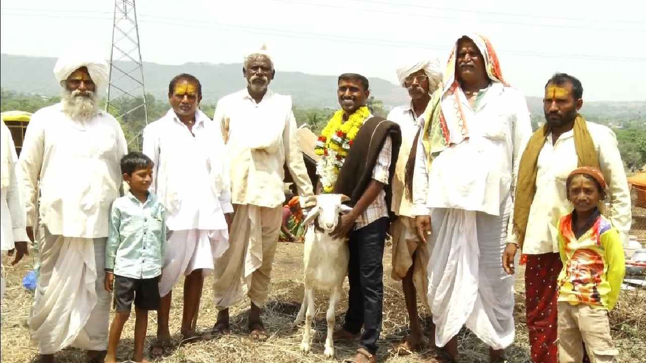 ಕುರಿಗಾಹಿ ಯುವಕನೋರ್ವ ತನ್ನ ನಿರಂತರ ಶ್ರಮದಿಂದ ದೇಶದ ಅತ್ಯುನ್ನತ ಪರೀಕ್ಷೆಯಲ್ಲಿ ಪಾಸಾಗಿದ್ದಕ್ಕೆ ಸಂಬಂಧಿಕರು, ಇತರೆ ಕುರಿಗಾಯಿಗಳು ಸಂತಸ ವ್ಯಕ್ತಪಡಿಸಿದ್ದು, ಬೀರಪ್ಪನ ಸಾಧನೆಯನ್ನು ಕೊಂಡಾಡುತ್ತಿದ್ದಾರೆ. ಅಲ್ಲದೇ ಸನ್ಮಾನ ಮಾಡಿ ಆತನಿಗೆ ಕುರಿ ಗಿಫ್ಟ್ ನೀಡಿ ಶುಭ ಹಾರೈಸಿದ್ದಾರೆ.