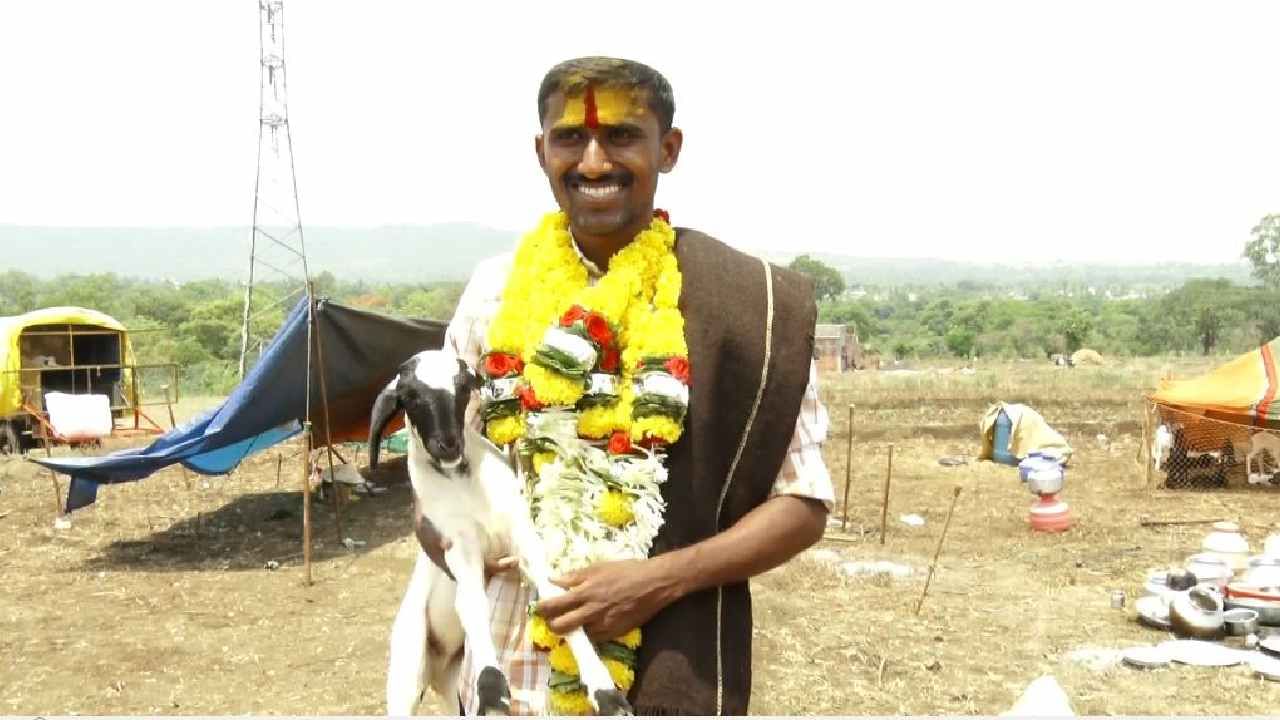 ಬೆಳಗಾವಿಯ ನಾನಾವಾಡಿಯಲ್ಲಿ ವಾಸವಿರುವ ಈ ಯುವಕನ ಹೆಸರು ಬೀರಪ್ಪ ಸಿದ್ದಪ್ಪ ಡೋಣಿ ಅಂತ. ಮೂಲತಃ ಮಹಾರಾಷ್ಟ್ರ ರಾಜ್ಯದ ಕೊಲ್ಹಾಪುರ ಜಿಲ್ಲೆಯ ಎಮಗೆ ಗ್ರಾಮದ ಯುವಕ. ಸದ್ಯ ಬೀರಪ್ಪ ದೇಶವೇ ತಿರುಗಿ ನೋಡುವ ಸಾಧನೆಯನ್ನ ಮಾಡಿದ್ದಾನೆ.