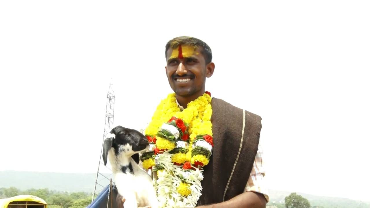 ಬೆಳಗಾವಿ: ಕುರಿ ಮೇಯಿಸುತ್ತಿರುವಾಗಲೇ ಬಂತು UPSC ಫಲಿತಾಂಶ: ಕುರಿ ಹೊತ್ತು ಕುಣಿದ ಯುವಕ