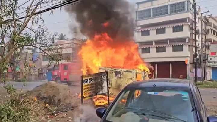 ಬಂಗಾಳದ ಮುರ್ಷಿದಾಬಾದ್ನಲ್ಲಿ ವಕ್ಫ್ ಮಸೂದೆ ಹಿಂಪಡೆಯಲು ಒತ್ತಾಯಿಸಿ ಭುಗಿಲೆದ್ದ ಹಿಂಸಾಚಾರ ಬಂಗಾಳದ ಮುರ್ಷಿದಾಬಾದ್ನಲ್ಲಿ ವಕ್ಫ್ ಮಸೂದೆ ಹಿಂಪಡೆಯಲು ಒತ್ತಾಯಿಸಿ ಭುಗಿಲೆದ್ದ ಹಿಂಸಾಚಾರ