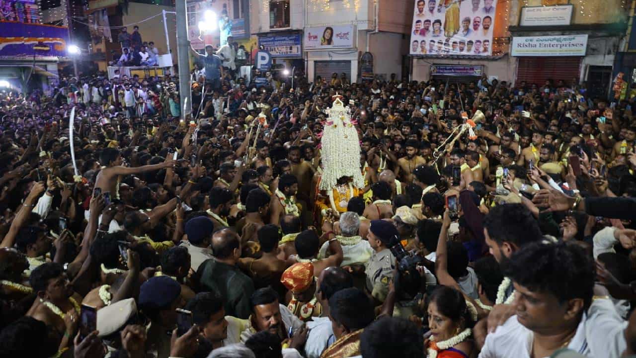 ಐತಿಹಾಸಿಕ ಬೆಂಗಳೂರು ಕರಗಕ್ಕೆ ಚಾಲನೆ: ಗೋವಿಂದ, ಗೋವಿಂದ ಜೈಕಾರ
