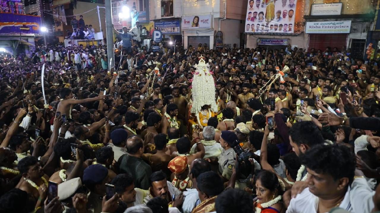 ಐತಿಹಾಸಿಕ ಬೆಂಗಳೂರು ಕರಗಕ್ಕೆ ಚಾಲನೆ: ಗೋವಿಂದ, ಗೋವಿಂದ ಜೈಕಾರ