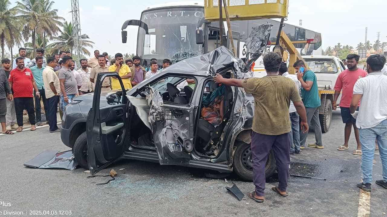 ಬೆಂಗಳೂರು-ಮೈಸೂರು ಎಕ್ಸ್ಪ್ರೆಸ್ವೇನಲ್ಲಿ ಕಾರಿಗೆ ಐರಾವತ ಬಸ್ ಡಿಕ್ಕಿಯಾದ ಪರಿಣಾಮ ನಾಲ್ವರು ಸ್ಥಳದಲ್ಲಿಯೇ ಸಾವನ್ನಪ್ಪಿರುವ ಭೀಕರ ಅಪಘಾತ ಮಂಡ್ಯ ತಾಲ್ಲೂಕು ತೂಬಿನಕೆರೆ ಎಕ್ಸಿಟ್ ಬಳಿ ನಡೆದಿದೆ. ಇನ್ನು ಈ ದುರಂತದಲ್ಲಿ ಅರಸು ಕುಟುಂಬ ದುರಂತ ಅಂತ್ಯ ಕಂಡಿದೆ.