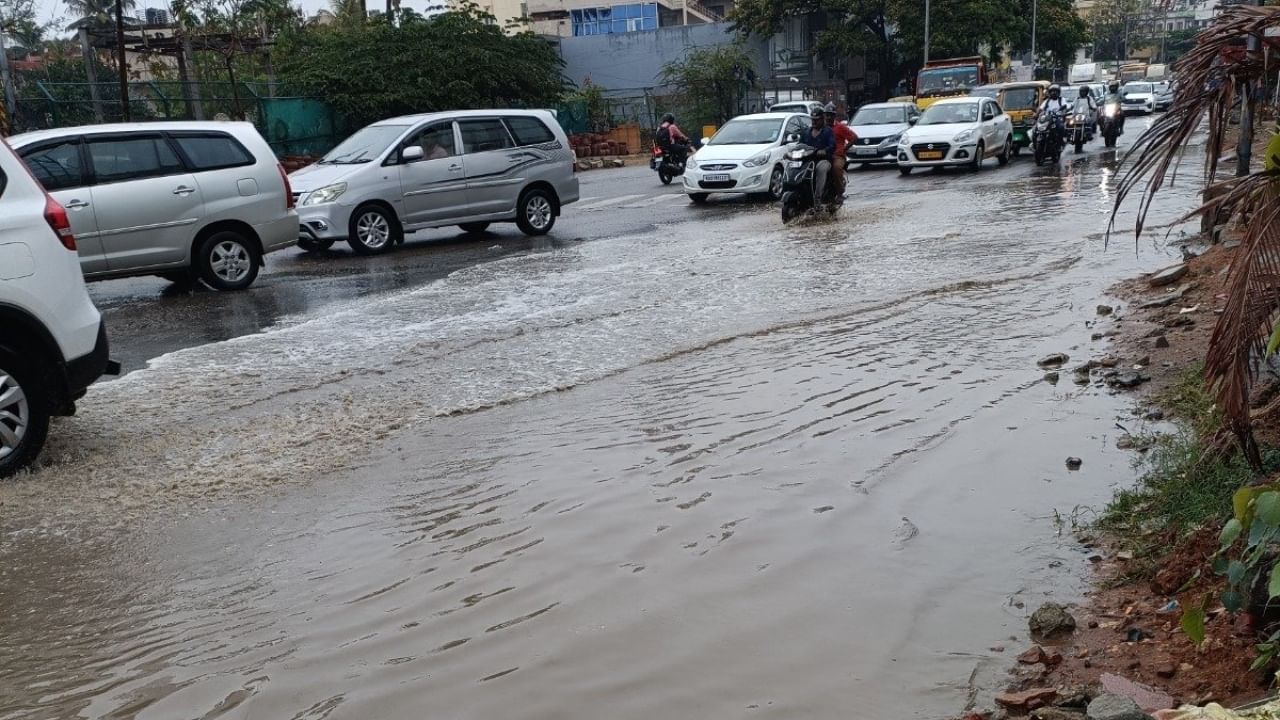 ಹೆಚ್ಎಎಲ್ ಹಳೆಯ ವಿಮಾನ ನಿಲ್ದಾಣ ರಸ್ತೆಯಿಂದ ದೊಮ್ಮಲೂರ್ ಫೈಓವರ್ ಕಡೆಗೆ, ಸ್ವಾಮಿ ವಿವೇಕಾನಂದ ರಸ್ತೆಯಿಂದ 80 ಅಡಿ ರಸ್ತೆ ಕಡೆಗೆ ಹಾಗೂ ವಸಂತನಗರ ಅಂಡರ್ ಪಾಸ್ ಪ್ರದೇಶಗಳಲ್ಲಿಯೂ ಮಳೆ ನೀರು ನಿಂತಿದ್ದು ನಿಧಾನಗತಿಯ ಸಂಚಾರ ಇದೆ ಎಂದು ಬೆಂಗಳೂರು ಸಂಚಾರ ಪೊಲೀಸರು ಮಾಹಿತಿ ನೀಡಿದ್ದಾರೆ.