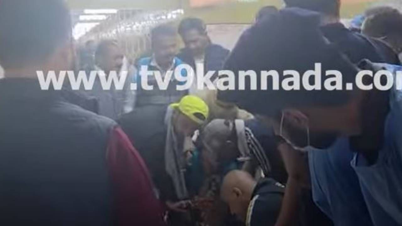 Pahelgam Terrorist Attack: ಶವಪೆಟ್ಟಿಗೆಯಲ್ಲಿ ಪತಿ ಭರತ್ ಭೂಷಣ್ ದೇಹ ನೋಡುತ್ತಲೇ ಕುಸಿದುಬಿದ್ದ ಪತ್ನಿ ಸುಜಾತಾ