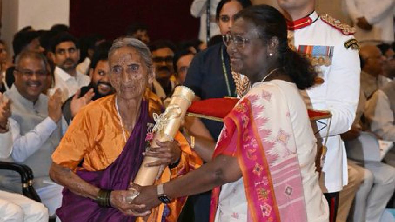 ರಾಷ್ಟ್ರಪತಿಯಿಂದ ಪದ್ಮಶ್ರೀ ಪ್ರಶಸ್ತಿ ಸ್ವೀಕರಿಸಿದ ಕೊಪ್ಪಳದ 96 ವರ್ಷದ ಭೀಮವ್ವ ಶಿಳ್ಳೆಕ್ಯಾತರ