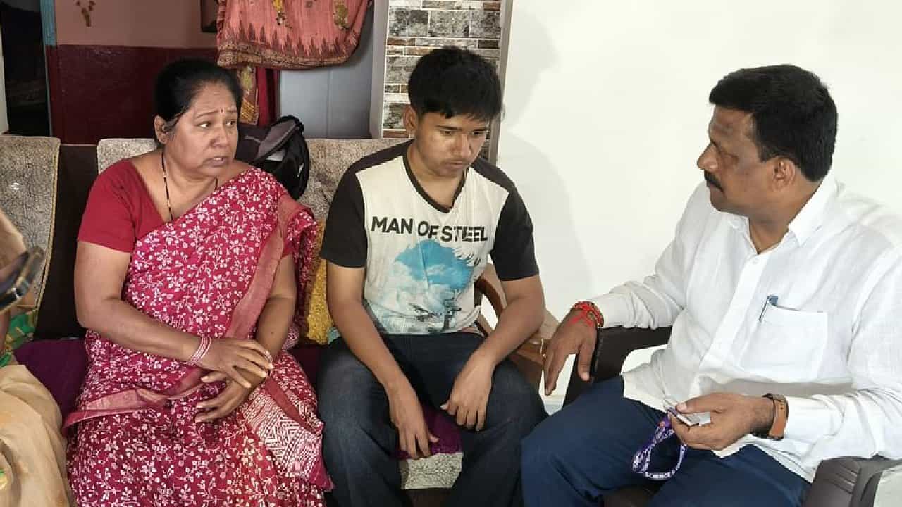 ಜನಿವಾರ ವಿವಾದ; ಬೀದರ್ನ ಸಾಯಿ ಸ್ಪೂರ್ತಿ ಕಾಲೇಜಿನ ಪ್ರಿನ್ಸಿಪಾಲ್, ಸಿಬ್ಬಂದಿ ಅಮಾನತು ಜನಿವಾರ ವಿವಾದ; ಬೀದರ್ನ ಸಾಯಿ ಸ್ಪೂರ್ತಿ ಕಾಲೇಜಿನ ಪ್ರಿನ್ಸಿಪಾಲ್, ಸಿಬ್ಬಂದಿ ಅಮಾನತು