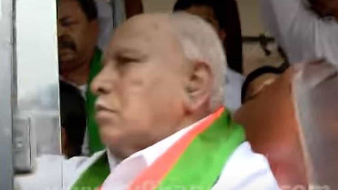 ಸರ್ಕಾರದ ವಿರುದ್ಧ ಧರಣಿಗೆ ಕುಳಿತಿದ್ದ ಯಡಿಯೂರಪ್ಪ ಹಾಗೂ ಇತರ ನಾಯಕರನ್ನು ವಶಕ್ಕೆ ಪಡೆದ ಪೊಲೀಸರು ಸರ್ಕಾರದ ವಿರುದ್ಧ ಧರಣಿಗೆ ಕುಳಿತಿದ್ದ ಯಡಿಯೂರಪ್ಪ ಹಾಗೂ ಇತರ ನಾಯಕರನ್ನು ವಶಕ್ಕೆ ಪಡೆದ ಪೊಲೀಸರು