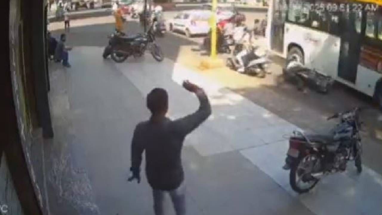 Video: ವೇಗವಾಗಿ ಬಂದು ವಾಹನಗಳ ಮೇಲೆ ಹರಿದ ಬಸ್, ಮೂವರು ಸಾವು