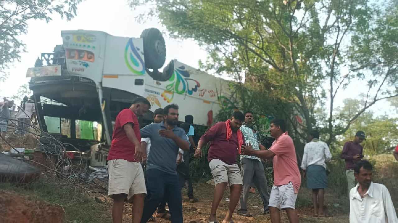ಕ್ರಿಶ್ಚಿಯನ್ನರ ಹಬ್ಬದ ಹಿನ್ನೆಲೆಯಲ್ಲಿ ಮೊದಲು ಬೆಟ್ಟದ ಹಲಸೂರು ಗ್ರಾಮಕ್ಕೆ ಬಂದಿದ್ದರು. ಹಬ್ಬದ ಊಟ ಮುಗಿಸಿಕೊಂಡು ಸಂಗಮ ನೋಡಲು ತೆರಳುವ ವೇಳೆ ಈ ದುರಂತ ಸಂಭವಿಸಿದೆ. ಗಾಯಾಳುಗಳು ಬೆಂಗಳೂರಿನ ಈಜಿಪುರ ನಿವಾಸಿಗಳು ಎಂದು ತಿಳಿದುಬಂದಿದೆ.