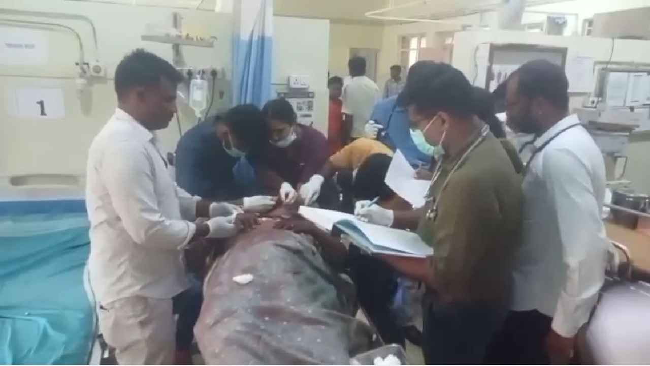ಸದ್ಯ ಗಾಯಾಳುಗಳಿಗೆ ಕನಕಪುರದ ಸರ್ಕಾರಿ ಆಸ್ಪತ್ರೆಗೆ ಚಕಿತ್ಸೆ ನೀಡಲಾಗುತ್ತಿದ್ದು, ಕೆಲ ಗಾಯಾಳನ್ನು ಹೆಚ್ಚಿನ ಚಿಕಿತ್ಸೆಗೆ ಬೆಂಗಳೂರಿನ ವಿವಿಧ ಆಸ್ಪತ್ರೆಗಳಿಗೆ ರವಾನೆ ಮಾಡಲಾಗಿದೆ.
