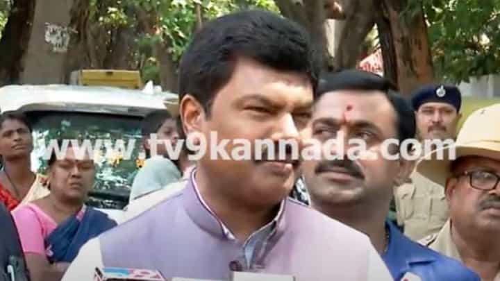ಮಗನ ಮದುವೆ ಆಮಂತ್ರಣ ಪತ್ರಿಕೆ ನೀಡಲು ಶಿವಕುಮಾರ್ ನಿವಾಸಕ್ಕೆ ಆಗಮಿಸಿದ ಬಿಜೆಪಿ ಸಂಸದ ರಾಘವೇಂದ್ರ ಮಗನ ಮದುವೆ ಆಮಂತ್ರಣ ಪತ್ರಿಕೆ ನೀಡಲು ಶಿವಕುಮಾರ್ ನಿವಾಸಕ್ಕೆ ಆಗಮಿಸಿದ ಬಿಜೆಪಿ ಸಂಸದ ರಾಘವೇಂದ್ರ