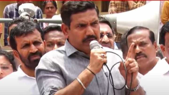 ಬಿಜೆಪಿ ಕಾರ್ಯಕರ್ತ ವಿನಯ್ ಸೋಮಯ್ಯ ಸಾವು ಪ್ರಕರಣ, ಮಡಿಕೇರಿಯಲ್ಲಿ ಉಗ್ರ ಪ್ರತಿಭಟನೆ ಬಿಜೆಪಿ ಕಾರ್ಯಕರ್ತ ವಿನಯ್ ಸೋಮಯ್ಯ ಸಾವು ಪ್ರಕರಣ, ಮಡಿಕೇರಿಯಲ್ಲಿ ಉಗ್ರ ಪ್ರತಿಭಟನೆ