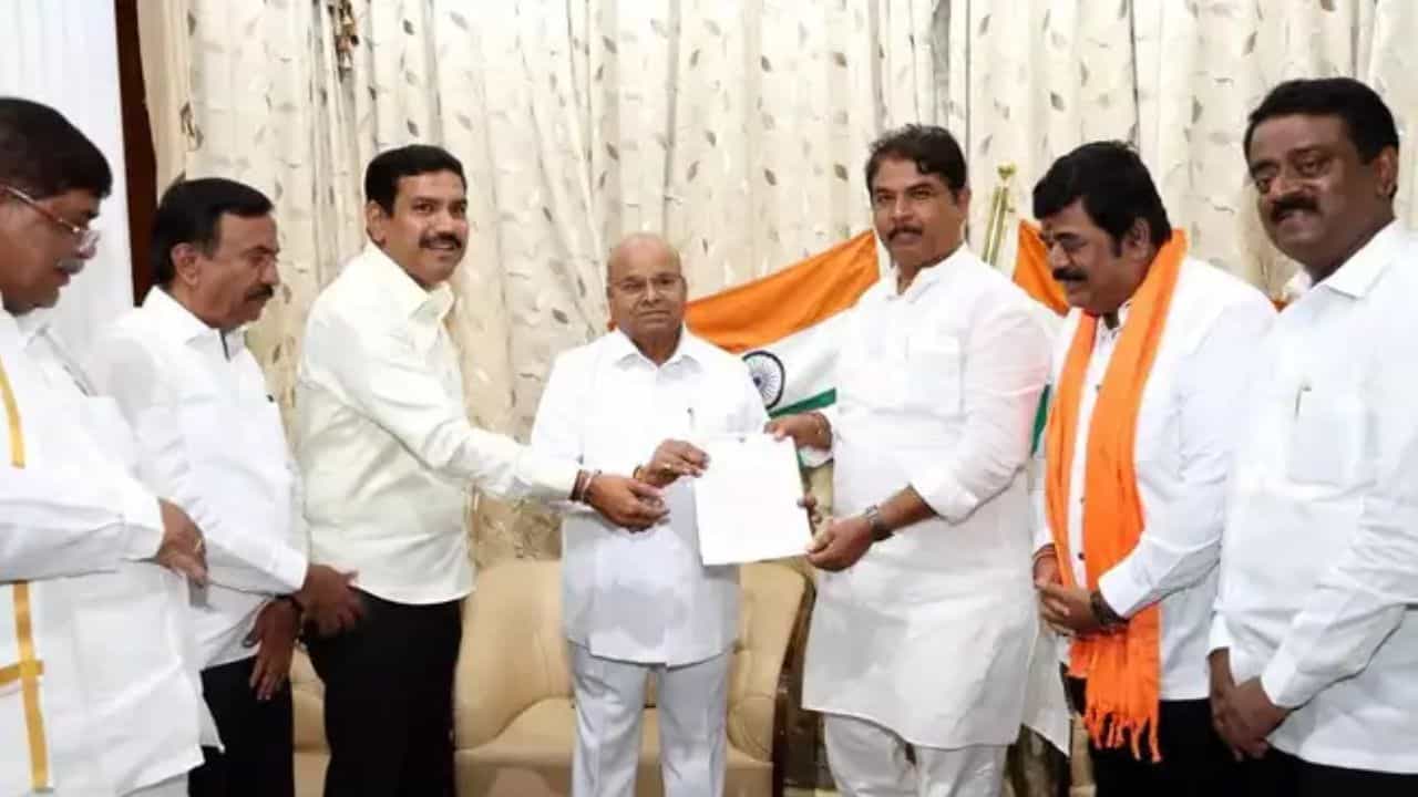 18 ಶಾಸಕರ ಅಮಾನತು ಪ್ರಶ್ನಿಸಿ ರಾಜ್ಯಪಾಲರಿಗೆ ದೂರು ನೀಡಿದ ಬಿಜೆಪಿ: ವಿಜಯೇಂದ್ರ ಹೇಳಿದ್ದಿಷ್ಟು 18 ಶಾಸಕರ ಅಮಾನತು ಪ್ರಶ್ನಿಸಿ ರಾಜ್ಯಪಾಲರಿಗೆ ದೂರು ನೀಡಿದ ಬಿಜೆಪಿ: ವಿಜಯೇಂದ್ರ ಹೇಳಿದ್ದಿಷ್ಟು