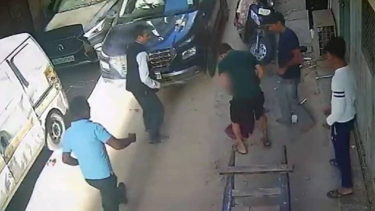Video: ರಸ್ತೆಯಲ್ಲಿ ಆಟವಾಡುತ್ತಿದ್ದ ಮಗುವಿನ ಮೇಲೆ ಹರಿದ ಕಾರು