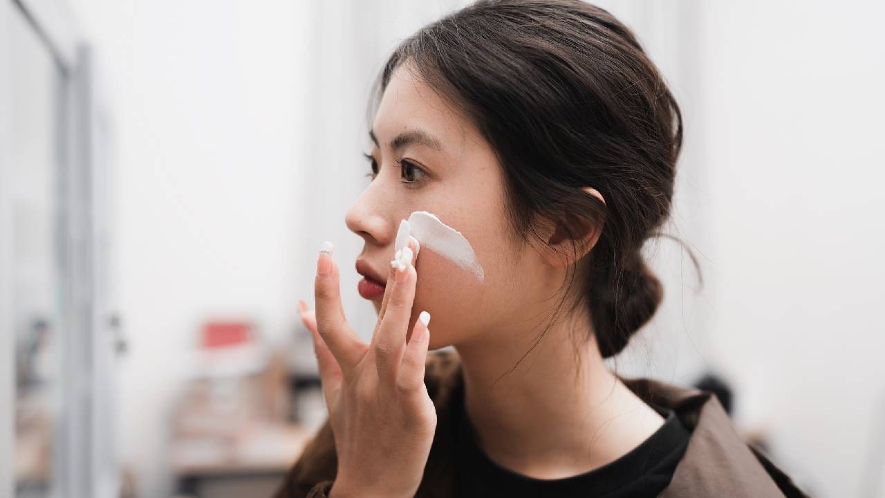 Sunscreen Myths: ಸನ್ಸ್ಕ್ರೀನ್ ಹಚ್ಚಿದ್ರೆ ಚರ್ಮದ ಕ್ಯಾನ್ಸರ್ ಬರುತ್ತೆ? ಸತ್ಯವೇ ಮಿಥ್ಯವೇ ತಿಳಿಯಿರಿ Sunscreen Myths: ಸನ್ಸ್ಕ್ರೀನ್ ಹಚ್ಚಿದ್ರೆ ಚರ್ಮದ ಕ್ಯಾನ್ಸರ್ ಬರುತ್ತೆ? ಸತ್ಯವೇ ಮಿಥ್ಯವೇ ತಿಳಿಯಿರಿ