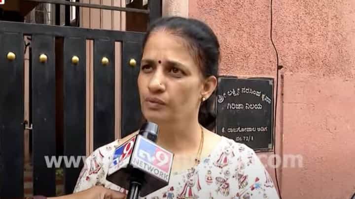 ಬೆಂಗಳೂರು: ಚಾಮರಾಜಪೇಟೆಯ ಕೊಳವೆ ಬಾವಿಯೊಂದರಲ್ಲಿ ಪೆಟ್ರೋಲ್ ಮಿಶ್ರಿತ ನೀರು, ಕ್ಯಾರೆ ಅನ್ನದ ಶಾಸಕ, ಸಂಸದ ಬೆಂಗಳೂರು: ಚಾಮರಾಜಪೇಟೆಯ ಕೊಳವೆ ಬಾವಿಯೊಂದರಲ್ಲಿ ಪೆಟ್ರೋಲ್ ಮಿಶ್ರಿತ ನೀರು, ಕ್ಯಾರೆ ಅನ್ನದ ಶಾಸಕ, ಸಂಸದ