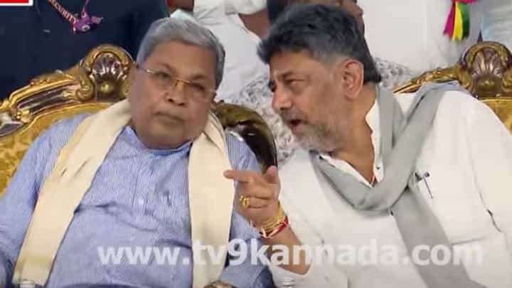 ಪೌರಕಾರ್ಮಿಕರ ರಾಜ್ಯಮಟ್ಟದ ಸಮಾವೇಶದ ವೇದಿಕೆ ಮೇಲೆ ಸಿದ್ದರಾಮಯ್ಯ-ಶಿವಕುಮಾರ್ ನಡುವೆ ಗಹನ ಚರ್ಚೆ ಪೌರಕಾರ್ಮಿಕರ ರಾಜ್ಯಮಟ್ಟದ ಸಮಾವೇಶದ ವೇದಿಕೆ ಮೇಲೆ ಸಿದ್ದರಾಮಯ್ಯ-ಶಿವಕುಮಾರ್ ನಡುವೆ ಗಹನ ಚರ್ಚೆ