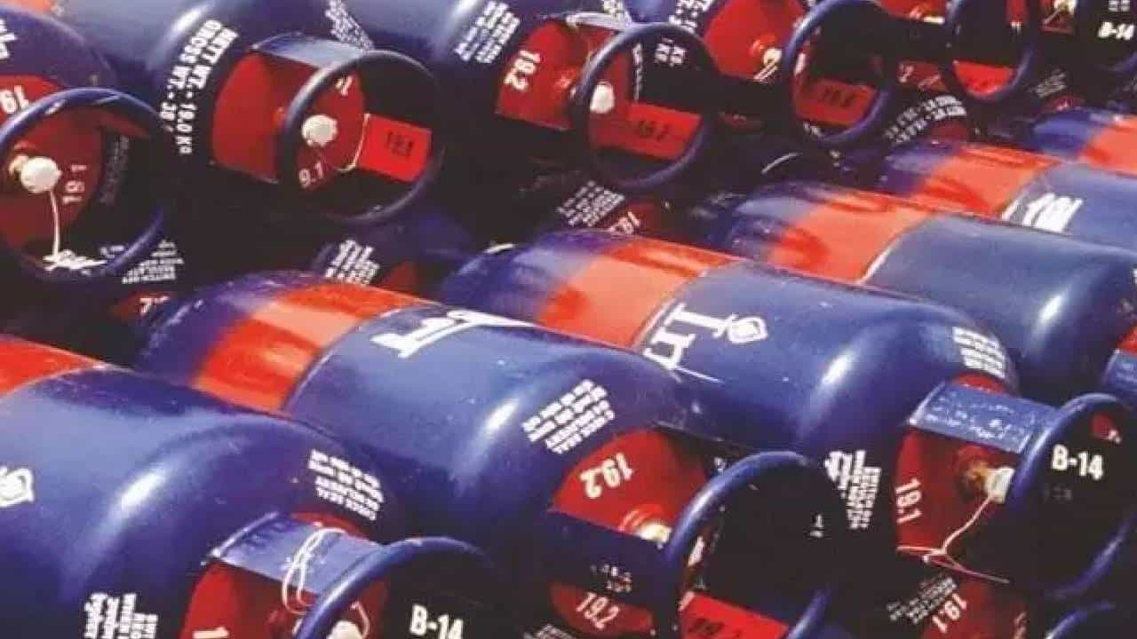 Commercial Cylinder Price: ವಾಣಿಜ್ಯ ಬಳಕೆಯ ಎಲ್​ಪಿಜಿ ಸಿಲಿಂಡರ್ ದರದಲ್ಲಿ ಭಾರಿ ಇಳಿಕೆ