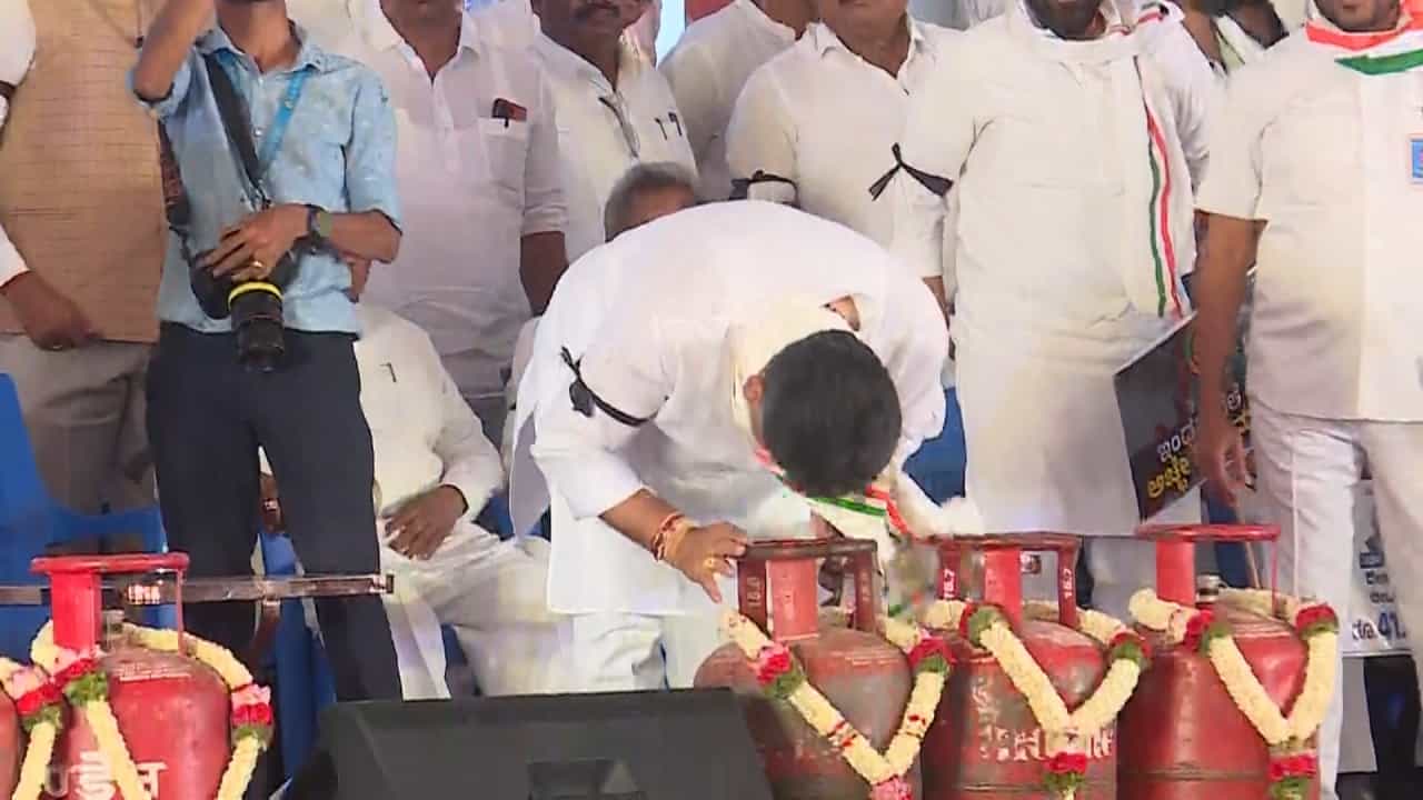 ಸಿಲಿಂಡರ್ ದರ ಏರಿಕೆ ಖಂಡಿಸಿ ಕಾಂಗ್ರೆಸ್ ಪ್ರತಿಭಟನೆ: ಬಿಜೆಪಿ ಜನಾಕ್ರೋಶ ಯಾತ್ರೆಗೆ ‘ಕೈ’ ಕೌಂಟರ್