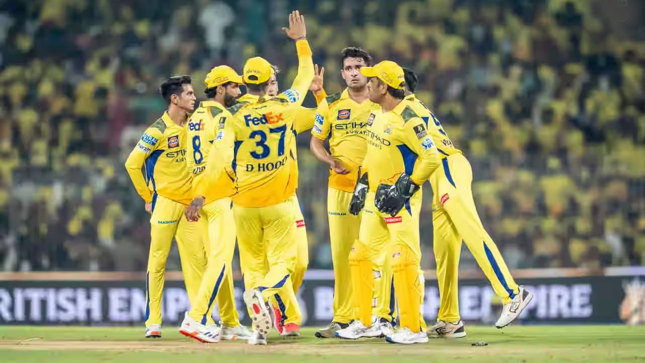 ಇನ್ನು ಡೆಲ್ಲಿ ಕ್ಯಾಪಿಟಲ್ಸ್ ತಂಡವು ಸಿಎಸ್​ಕೆ ವಿರುದ್ಧ 25 ರನ್​ಗಳಿಂದ ಜಯ ಸಾಧಿಸಿದರೆ, ಪಂಜಾಬ್ ಕಿಂಗ್ಸ್ 18 ರನ್​ಗಳ ಗೆಲುವು ದಾಖಲಿಸಿದೆ. ಇದೀಗ ಕೊಲ್ಕತ್ತಾ ನೈಟ್ ರೈಡರ್ಸ್ ಸಿಎಸ್​ಕೆ ತಂಡವನ್ನು 8 ವಿಕೆಟ್​ಗಳಿಂದ ಮಣಿಸಿದೆ. ಈ ಸೋಲಿನೊಂದಿಗೆ ಚೆನ್ನೈ ಸೂಪರ್ ಕಿಂಗ್ಸ್ ತಂಡವು ಐಪಿಎಲ್ ಇತಿಹಾಸದಲ್ಲೇ ಇದೇ ಮೊದಲ ಬಾರಿಗೆ ಸತತ 5 ಸೋಲುಗಳ ರುಚಿ ನೋಡಿದಂತಾಗಿದೆ.