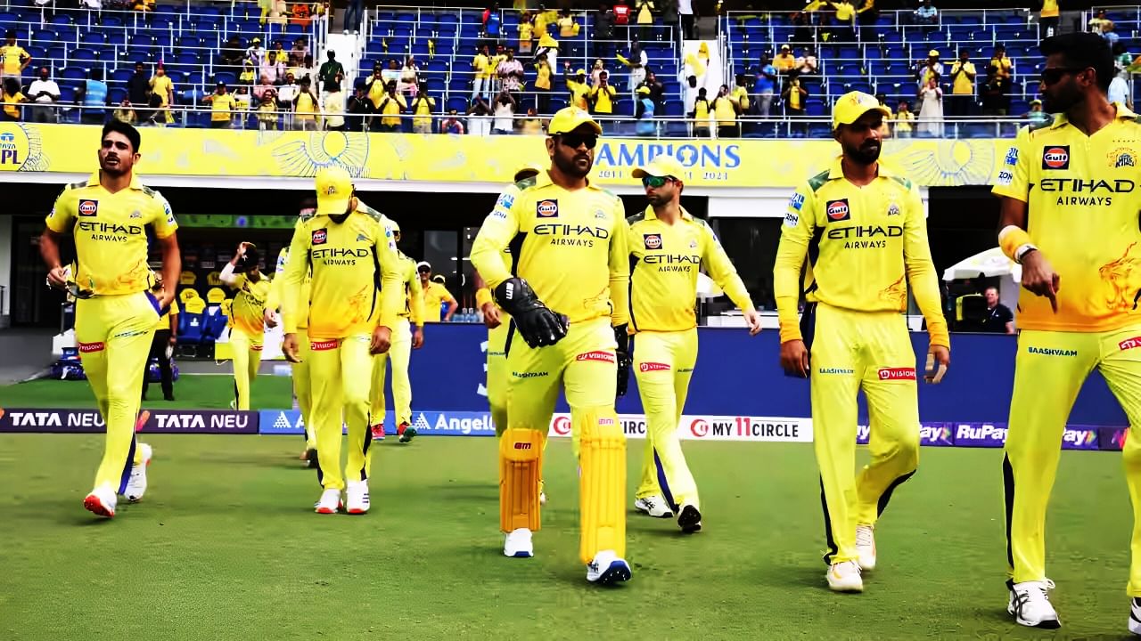 ಏಕೆಂದರೆ, ಸಿಎಸ್ಕೆ ತಂಡವು ಆಡಿರುವ 8 ಪಂದ್ಯಗಳಲ್ಲಿ ಗೆದ್ದಿರುವುದು ಕೇವಲ 2 ಮ್ಯಾಚ್ ಮಾತ್ರ. ಇನ್ನುಳಿದ 6 ಪಂದ್ಯಗಳಲ್ಲಿ ಸೋಲನುಭವಿಸಿ -1.392 ನೆಟ್ ರನ್ ರೇಟ್ನೊಂದಿಗೆ ಅಂಕ ಪಟ್ಟಿಯಲ್ಲಿ ಕೊನೆಯ ಸ್ಥಾನದಲ್ಲಿದೆ. ಉಳಿದ 6 ಪಂದ್ಯಗಳಲ್ಲಿ ಗೆಲುವು ಸಾಧಿಸಿದರೆ ಮಾತ್ರ ಸಿಎಸ್ಕೆ ಪ್ಲೇಆಫ್ಗೆ ನೇರವಾಗಿ ಅರ್ಹತೆ ಪಡೆಯಬಹುದು.