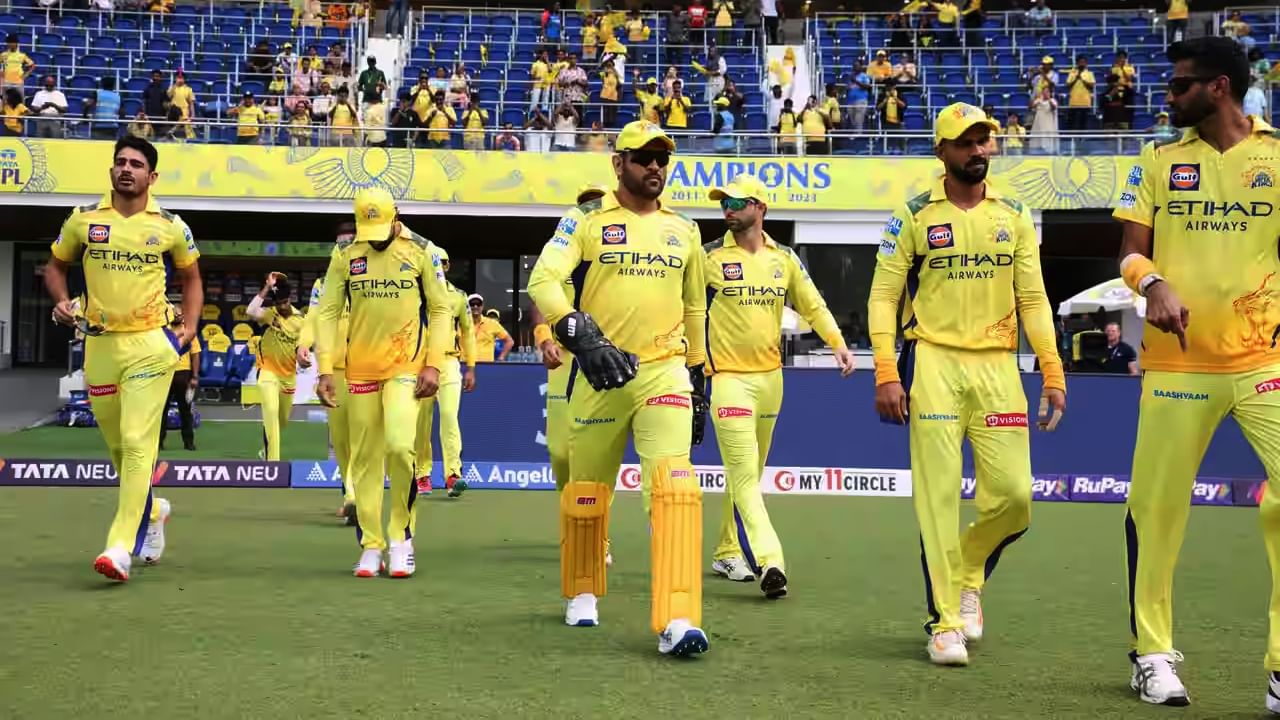 ಈ ಸೋಲುಗಳೊಂದಿಗೆ ಚೆನ್ನೈ ಸೂಪರ್ ಕಿಂಗ್ಸ್ ತಂಡ ಕೂಡ ಐಪಿಎಲ್​ನಲ್ಲಿ ಸತತ 5 ಮ್ಯಾಚ್​ಗಳಲ್ಲಿ ಸೋತ ತಂಡಗಳ ಪಟ್ಟಿಗೆ ಸೇರ್ಪಡೆಯಾಗಿದೆ. ಕಳೆದ 15 ವರ್ಷಗಳಲ್ಲಿ ಸಿಎಸ್​ಕೆ ತಂಡವು ಒಮ್ಮೆಯೂ ಸತತ ಐದು ಪಂದ್ಯಗಳಲ್ಲಿ ಸೋಲಿನ ರುಚಿ ನೋಡಿರಲಿಲ್ಲ. ಆದರೆ ಈ ಬಾರಿ ಚೆಪಾಕ್ ಮೈದಾನದಲ್ಲೇ ಯೆಲ್ಲೊ ಪಡೆಯ ಲೆಕ್ಕಾಚಾರಗಳು ತಲೆಕೆಳಗಾಗಿವೆ.