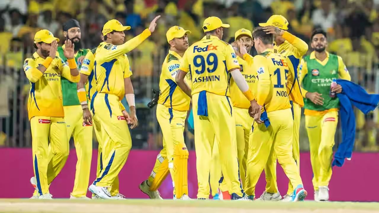 ಚೆನ್ನೈ ಸೂಪರ್ ಕಿಂಗ್ಸ್: ಮಹೇಂದ್ರ ಸಿಂಗ್ ಧೋನಿ ನಾಯಕತ್ವದ ಚೆನ್ನೈ ಸೂಪರ್ ಕಿಂಗ್ಸ್ ತಂಡವು ಆಡಿದ 9 ಪಂದ್ಯಗಳಲ್ಲಿ ಗೆದ್ದಿರುವುದು ಕೇವಲ 2 ಪಂದ್ಯಗಳಲ್ಲಿ ಮಾತ್ರ. ಸಿಎಸ್ಕೆ ತಂಡಕ್ಕೆ ಇನ್ನೂ 5 ಪಂದ್ಯಗಳಿದ್ದು, ಈ ಮ್ಯಾಚ್ಗಳಲ್ಲಿ ಗೆಲುವು ದಾಖಲಿಸಿದರೆ ಪ್ಲೇಆಫ್ಗೆ ಅರ್ಹತೆ ಪಡೆಯಬಹುದು. ಅಂದರೆ ಉಳಿದ ಎಲ್ಲಾ ಮ್ಯಾಚ್ಗಳಲ್ಲಿ ಜಯ ಸಾಧಿಸಬೇಕು. ಹಾಗೆಯೇ ಅಂಕ ಪಟ್ಟಿಯಲ್ಲಿ 4ನೇ ಸ್ಥಾನ ಪಡೆಯುವ ತಂಡ 14 ಅಂಕಗಳನ್ನು ಪಡೆದಿದ್ದರೆ ನೆಟ್ ರನ್ ರೇಟ್ ಮೂಲಕ ಪ್ಲೇಆಫ್ ಹಂತಕ್ಕೇರಬಹುದು.