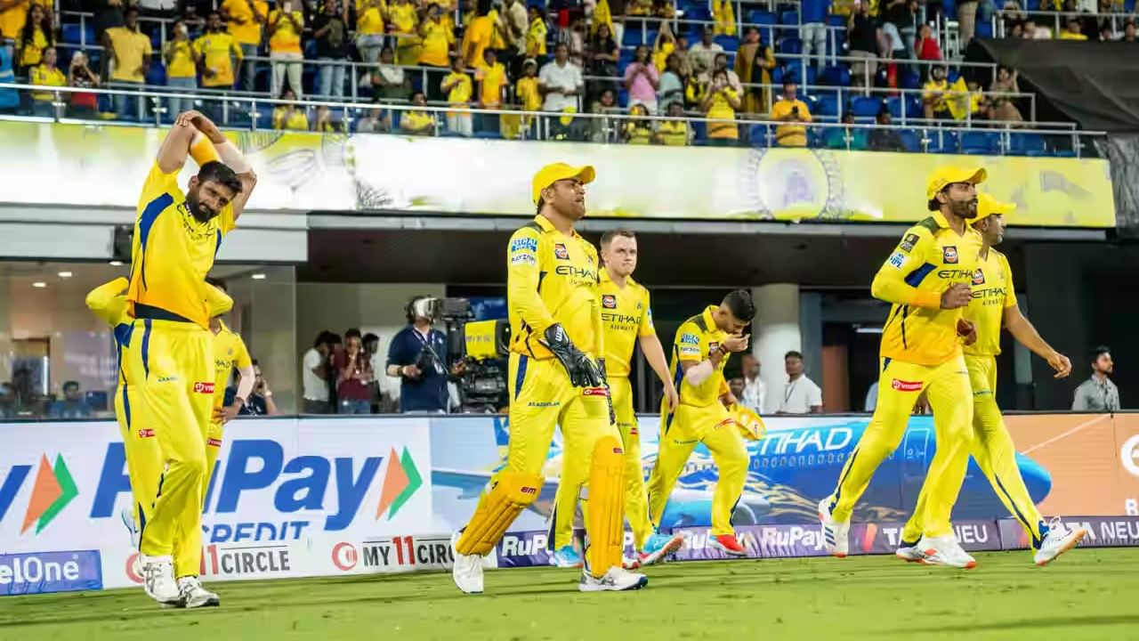 ಮುಂಬೈನ ವಾಂಖೆಡೆ ಸ್ಟೇಡಿಯಂನಲ್ಲಿ ನಡೆದ ಮುಂಬೈ ಇಂಡಿಯನ್ಸ್ ವಿರುದ್ಧದ ಪಂದ್ಯದಲ್ಲಿ ಚೆನ್ನೈ ಸೂಪರ್ ಕಿಂಗ್ಸ್ ತಂಡವು 9 ವಿಕೆಟ್ಗಳಿಂದ ಪರಾಜಯಗೊಂಡಿದೆ. ಈ ಸೋಲಿನೊಂದಿಗೆ ಸಿಎಸ್ಕೆ ತಂಡ ಪ್ಲೇಆಫ್ ಲೆಕ್ಕಾಚಾರಗಳು ಶುರುವಾಗಿದೆ. ಹೀಗಾಗಿ ಮುಂದಿನ 6 ಪಂದ್ಯಗಳು ಚೆನ್ನೈ ಸೂಪರ್ ಕಿಂಗ್ಸ್ ಪಾಲಿಗೆ ನಿರ್ಣಾಯಕ.
