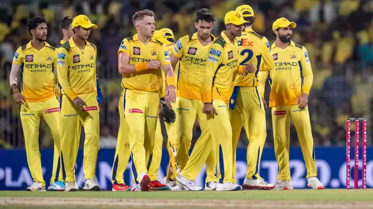ಏಕೆಂದರೆ ಚೆನ್ನೈ ಸೂಪರ್ ಕಿಂಗ್ಸ್ ತಂಡಕ್ಕೆ ಇನ್ನೂ 5 ಪಂದ್ಯಗಳಿವೆ. ಈ ಐದು ಮ್ಯಾಚ್ಗಳಲ್ಲಿ ಜಯ ಸಾಧಿಸಿದರೆ ಒಟ್ಟು 14 ಅಂಕಗಳನ್ನು ಪಡೆದು ಪ್ಲೇಆಫ್ಗೆ ಎಂಟ್ರಿ ಕೊಡಬಹುದು. ಒಂದು ವೇಳೆ ಅಂಕ ಪಟ್ಟಿಯಲ್ಲಿ ಅಗ್ರ-4 ರಲ್ಲಿ ಕಾಣಿಸಿಕೊಳ್ಳುವ ತಂಡಗಳು 16 ಅಂಕಗಳನ್ನು ಕಲೆಹಾಕಿದರೆ ಸಿಎಸ್ಕೆ ಪ್ಲೇಆಫ್ ರೇಸ್ನಿಂದ ಹೊರಬೀಳುವುದು ಖಚಿತ.