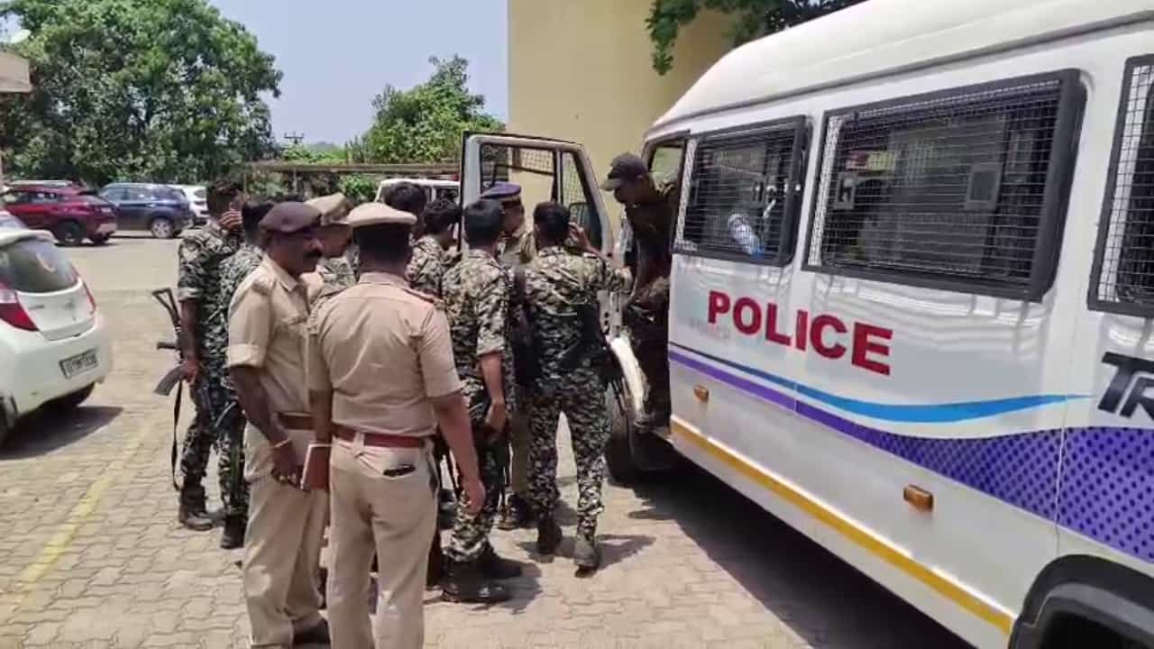 ಕೇರಳದಿಂದ ನಕ್ಸಲರನ್ನು ವಶಕ್ಕೆ ಪಡೆದ ದಕ್ಷಿಣ ಕನ್ನಡ ಪೊಲೀಸ್: ನಕ್ಸಲ್ ಮುಕ್ತ ರಾಜ್ಯದಲ್ಲಿ ಮತ್ತೇನಿದು ಬೆಳವಣಿಗೆ! ಕೇರಳದಿಂದ ನಕ್ಸಲರನ್ನು ವಶಕ್ಕೆ ಪಡೆದ ದಕ್ಷಿಣ ಕನ್ನಡ ಪೊಲೀಸ್: ನಕ್ಸಲ್ ಮುಕ್ತ ರಾಜ್ಯದಲ್ಲಿ ಮತ್ತೇನಿದು ಬೆಳವಣಿಗೆ!