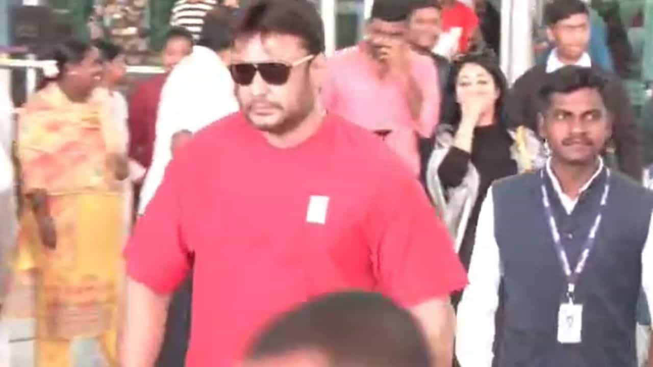 ‘ಡೆವಿಲ್’ ಚಿತ್ರೀಕರಣ ಮುಗಿಸಿ ಬೆಂಗಳೂರಿಗೆ ವಾಪಸ್ಸಾದ ದರ್ಶನ್: ವಿಡಿಯೋ ‘ಡೆವಿಲ್’ ಚಿತ್ರೀಕರಣ ಮುಗಿಸಿ ಬೆಂಗಳೂರಿಗೆ ವಾಪಸ್ಸಾದ ದರ್ಶನ್: ವಿಡಿಯೋ