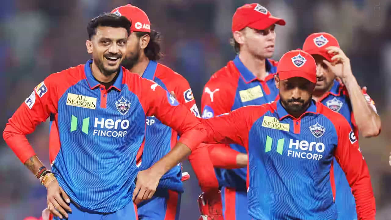 IPL 2025: ಇಂಡಿಯನ್ ಪ್ರೀಮಿಯರ್ ಲೀಗ್ನಲ್ಲಿ ಆಡಿದ 6 ಪಂದ್ಯಗಳಲ್ಲಿ ಡೆಲ್ಲಿ ಕ್ಯಾಪಿಟಲ್ಸ್ (DC) ತಂಡವು 5 ಜಯ ಸಾಧಿಸಿದೆ. ಈ ಐದು ಗೆಲುವುಗಳೊಂದಿಗೆ ಒಟ್ಟು 10 ಅಂಕಗಳನ್ನು ಕಲೆಹಾಕಿರುವ ಡೆಲ್ಲಿ ಕ್ಯಾಪಿಟಲ್ಸ್ ಅಂಕ ಪಟ್ಟಿಯಲ್ಲಿ ಅಗ್ರಸ್ಥಾನಕ್ಕೇರಿದೆ. ಅಂದರೆ ಮೊದಲಾರ್ಧಲ್ಲೇ ಅತ್ಯುತ್ತಮ ಪ್ರದರ್ಶನ ನೀಡುವ ಮೂಲಕ ಡೆಲ್ಲಿ ಪಡೆ ಪ್ಲೇಆಫ್ನತ್ತ ಹೆಜ್ಜೆಯನ್ನಿಟ್ಟಿದೆ.
