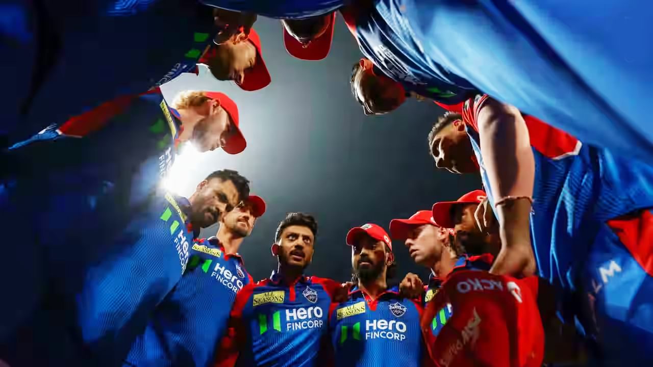 ಐಪಿಎಲ್​ನ ಪ್ಲೇಆಫ್ ಕಟ್ ಆಫ್ ಪಾಯಿಂಟ್ 16. ಅಂದರೆ 16 ಅಂಕಗಳನ್ನು ಪಡೆಯುವ ತಂಡವು ಪ್ಲೇಆಫ್​ಗೇರುವುದು ಬಹುತೇಕ ಖಚಿತ. ಇದೀಗ 6 ಪಂದ್ಯಗಳಲ್ಲಿ 10 ಅಂಕಗಳನ್ನು ಪಡೆದಿರುವ ಡೆಲ್ಲಿ ಕ್ಯಾಪಿಟಲ್ಸ್ ಮುಂದಿನ 8 ಪಂದ್ಯಗಳಲ್ಲಿ ಮೂರು ಜಯ ಸಾಧಿಸಿದರೆ ಸಾಕು. ಈ ಮೂಲಕ ಒಟ್ಟು 16 ಅಂಕಗಳನ್ನು ಪಡೆದು ಪ್ಲೇಆಫ್​ನಲ್ಲಿ ತನ್ನ ಸ್ಥಾನವನ್ನು ಖಚಿತಪಡಿಸಿಕೊಳ್ಳಬಹುದು. ಅದರಂತೆ 32 ಪಂದ್ಯಗಳ ಮುಕ್ತಾಯದ ವೇಳೆಗೆ ಪ್ಲೇಆಫ್​ಗೇರಲು ಯಾವ ತಂಡಕ್ಕೆ ಎಷ್ಟು ಗೆಲುವಿನ ಅಗತ್ಯವಿದೆ ಎಂದು ನೋಡುವುದಾದರೆ....